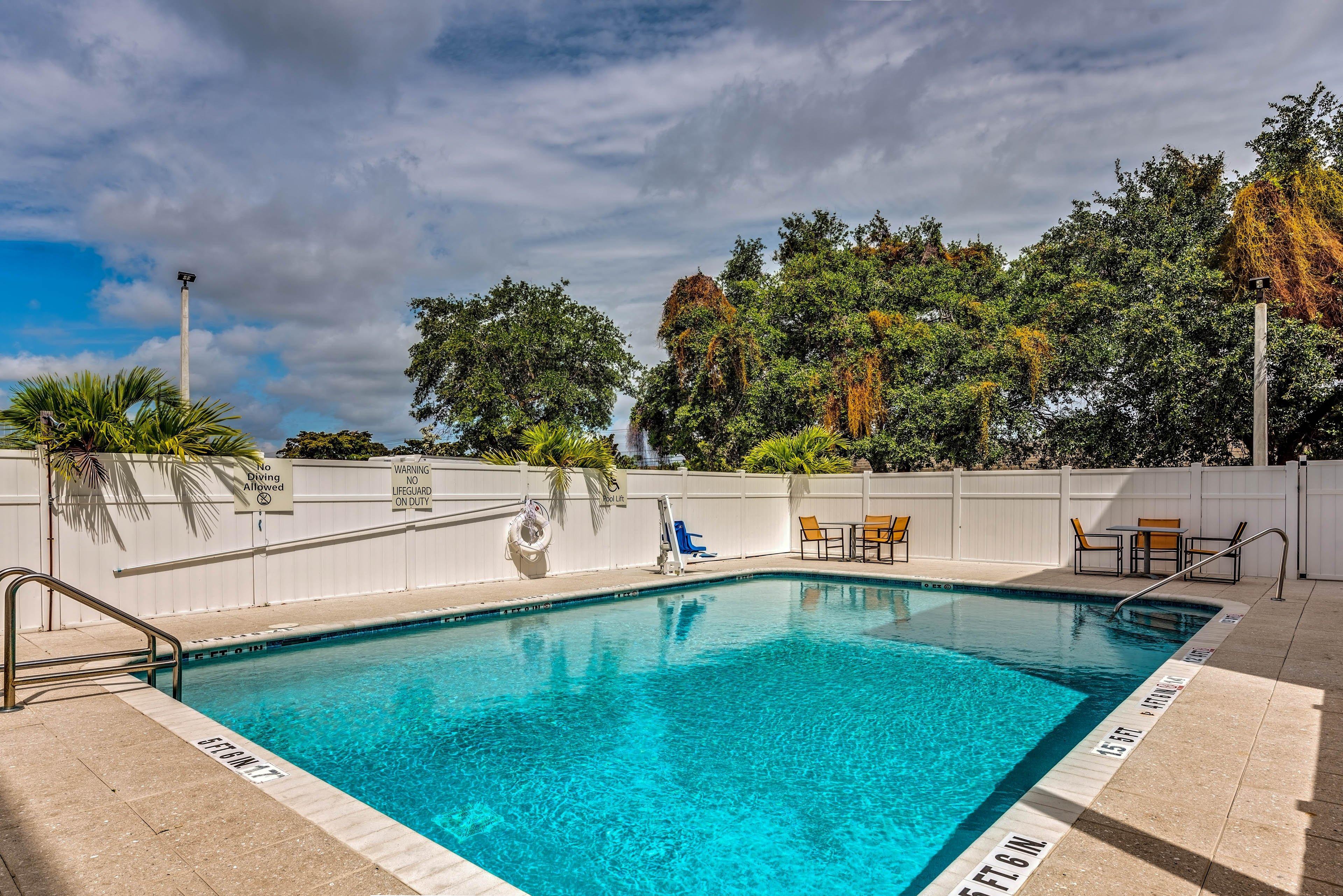 Holiday Inn Express & Suites Lantana By Ihg Buitenkant foto